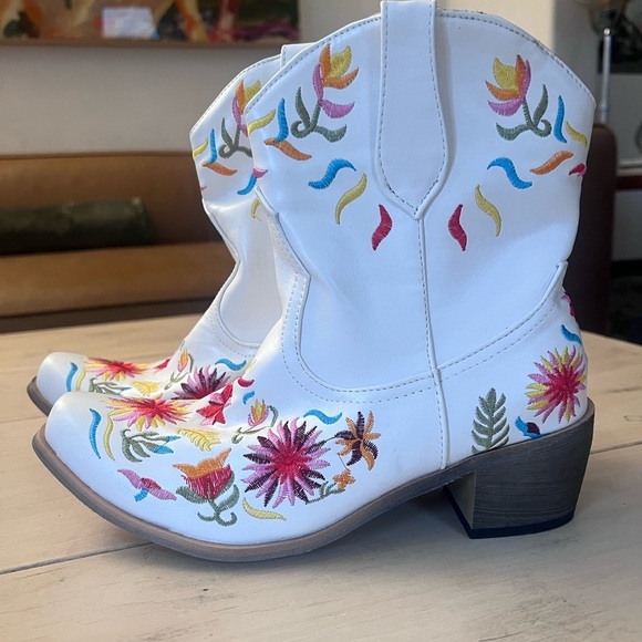 Shoes - Floral Embroidered White Western Boots